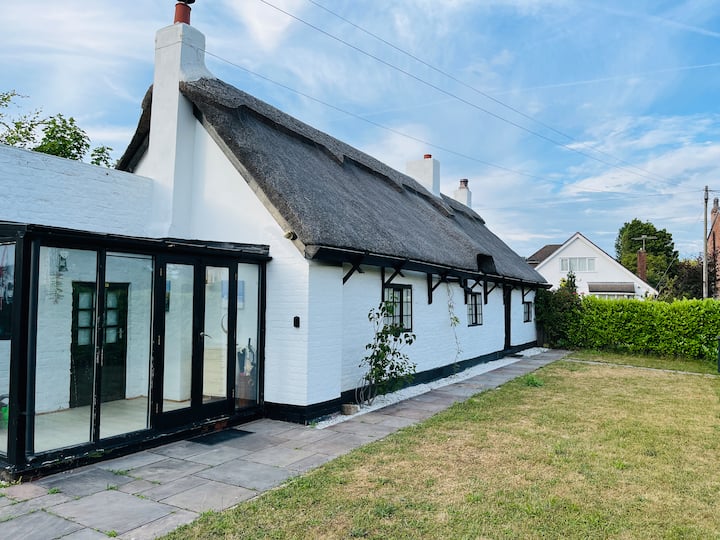 Formby Thatched Cottage Sleeps 5 Near Beach & Golf - Formby