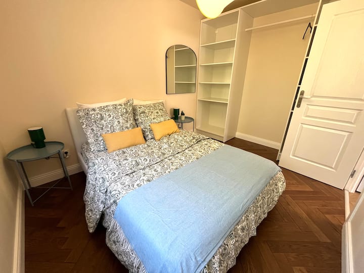 Recámara con cama matrimonial y clóset grande