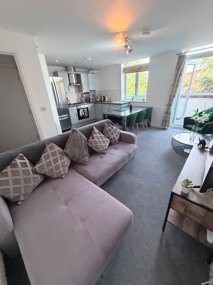 Long Term Stays At Dickens Heath | Free Parking - Solihull
