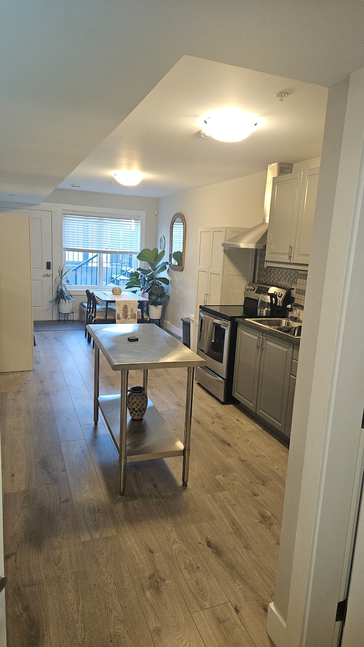 Serene Garden 1 Bedroom Plus Flex Room Suite - Abbotsford