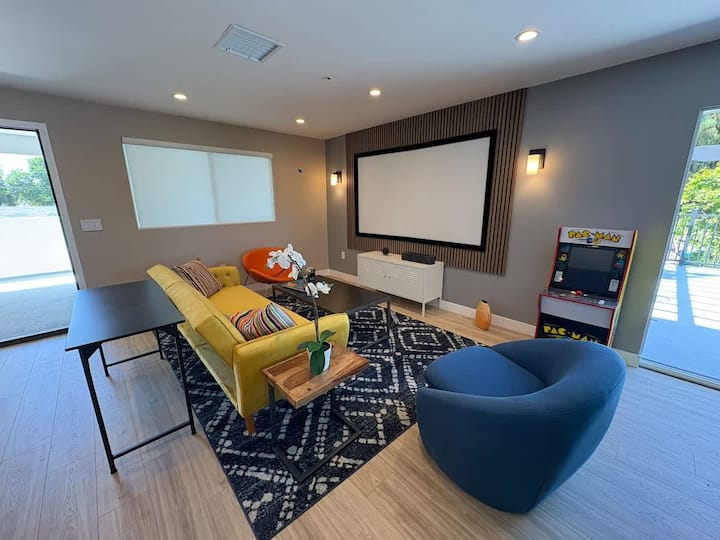 Stylish N Hollywood Condo W/ 80 Theater + Deck - San Fernando, CA