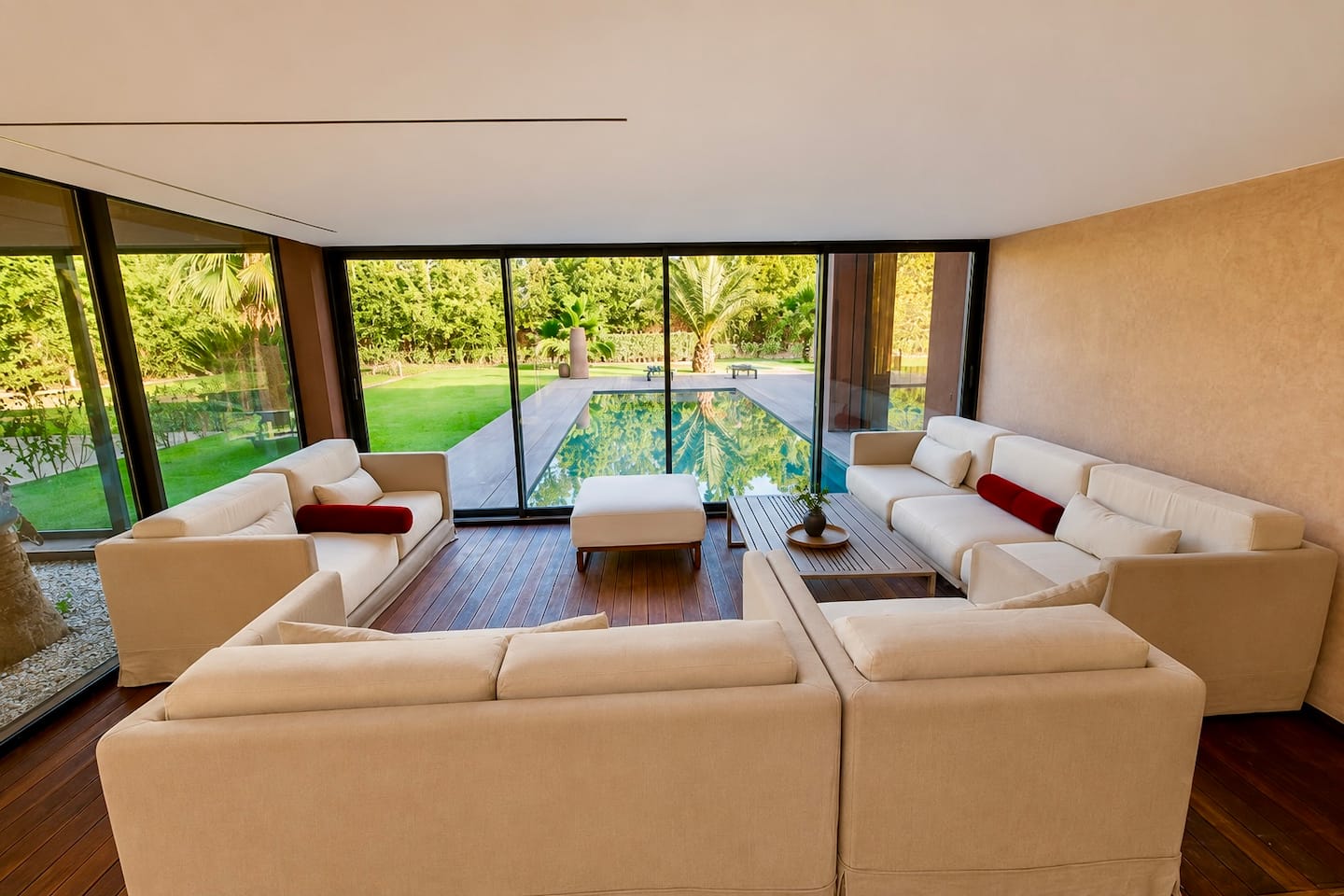 Villa Privée 1200 — salon ouvert sur le jardin et la piscine