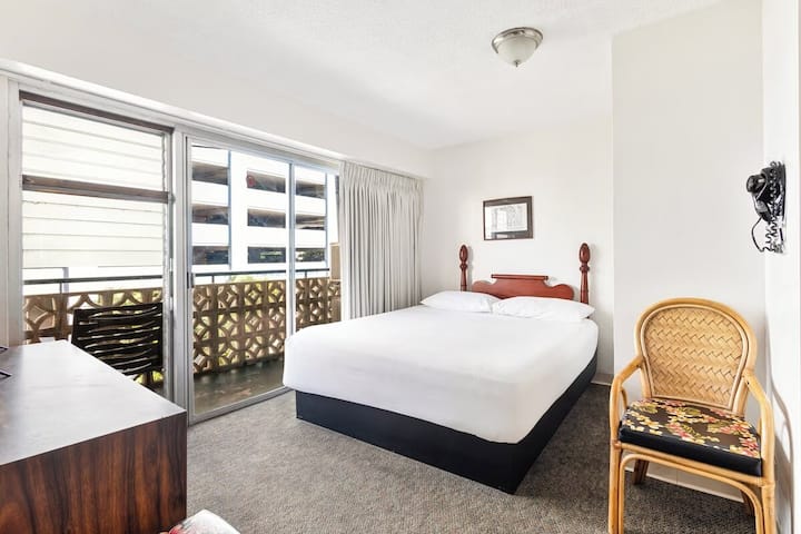Your Best Trip Starts Here! 2 Units, Outdoor Pool! - Honolulu, HI