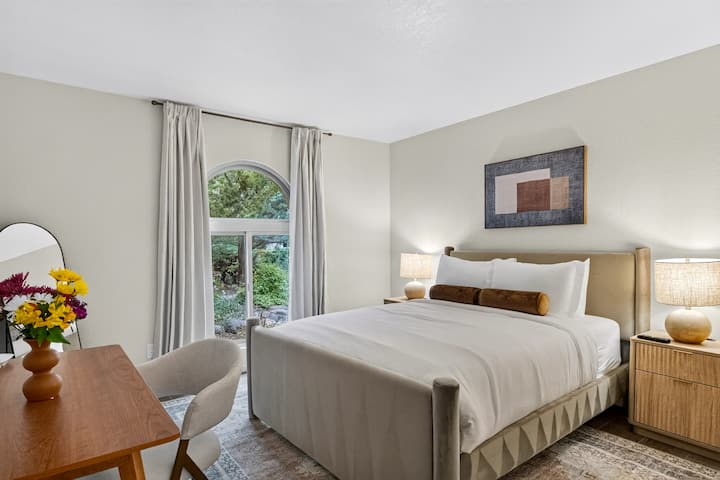 El dormitorio 2 cuenta con una cama tamaño queen y un televisor.