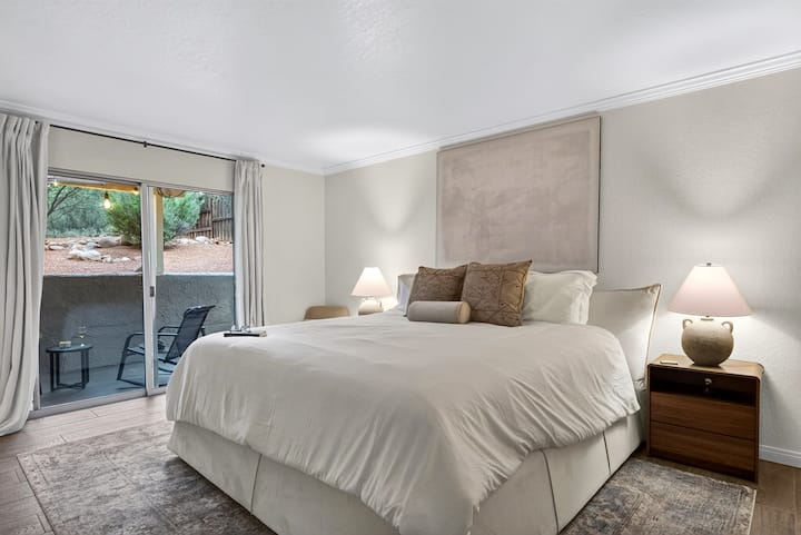 El dormitorio principal cuenta con una cama tamaño king, TV, acceso al patio y un baño privado.