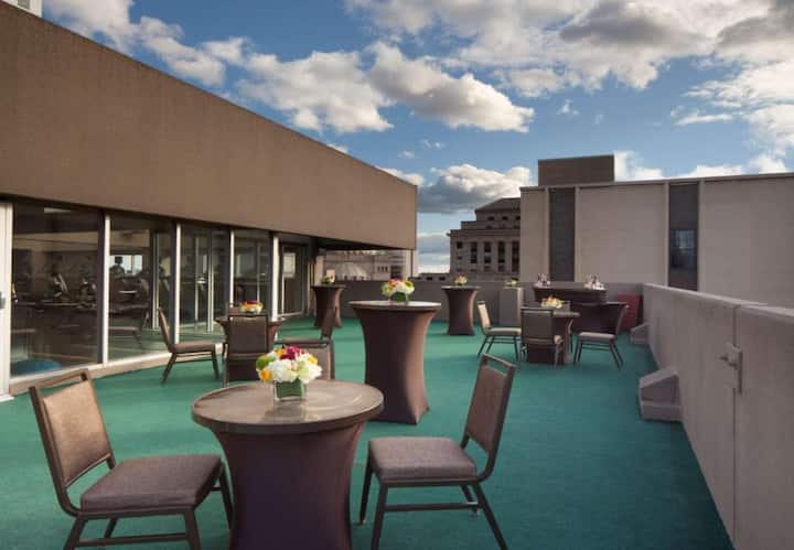 Steps From Newbury Street + On Site Dining - Boston, MA