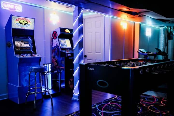 Arcade Room + Gym  Theater  Outdoor Firepit - Oak Park, IL
