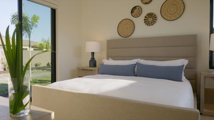 La suite del edificio separado (habitación n.º 5) ofrece un sereno refugio privado para una mayor tranquilidad y noches de descanso en la costa de Kohala.