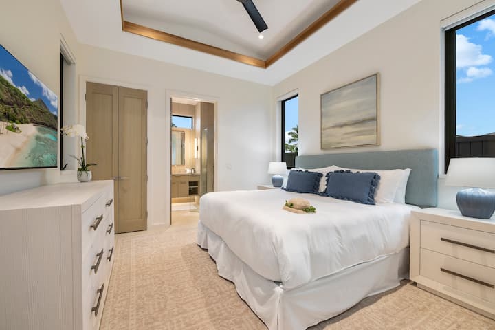Despierta renovado en esta luminosa y acogedora suite para invitados (recámara n.º 4), cuidadosamente diseñada para la comodidad y la relajación. (Dos camas individuales convertidas en cama king bajo petición)