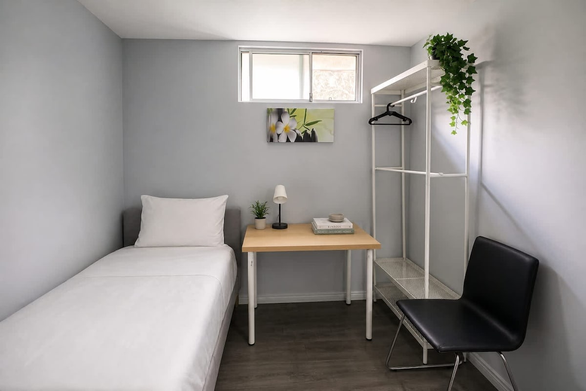 Walk In Lockable Skip Carramar Courtyard Single Bed | Quick Walk to Stn - Houses for Rent in ...