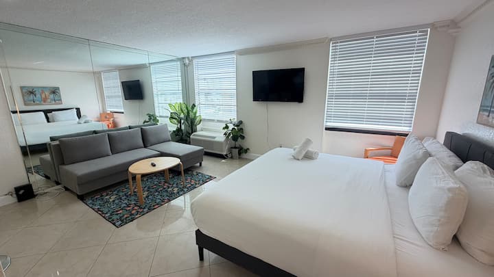 Quiet Renovated Apt In Sobe With A Full Kitchen - Miami Beach, FL