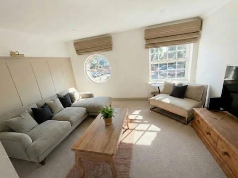 Popular Airbnb listing: Cosy & spacious 3BR by Warwick castle in Warwick