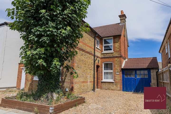 Ashford, Three Bed House, Parking - Berkshire