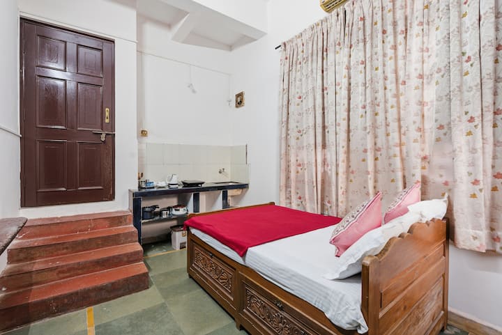 Bedroom 1 image 2