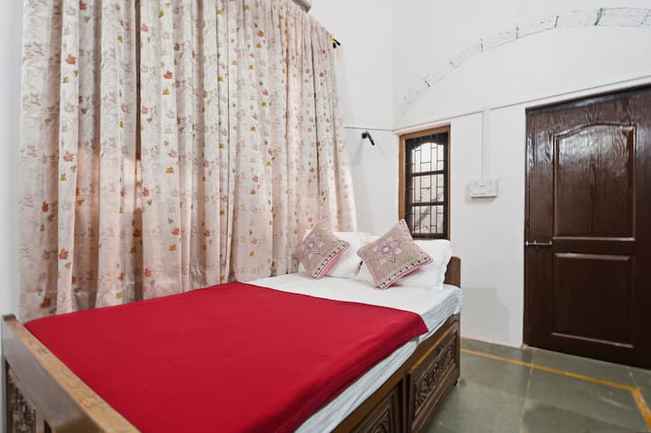 Bedroom 1 image 4