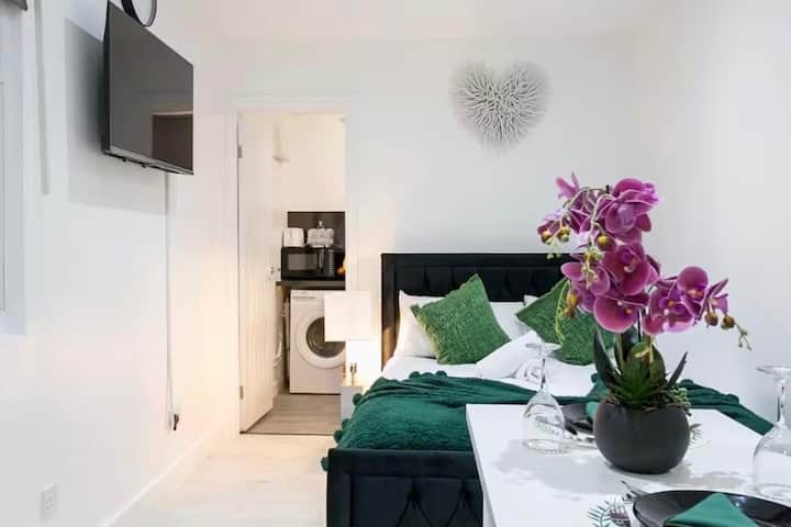 Tos Luxury Modern Private Studio - Croydon, UK