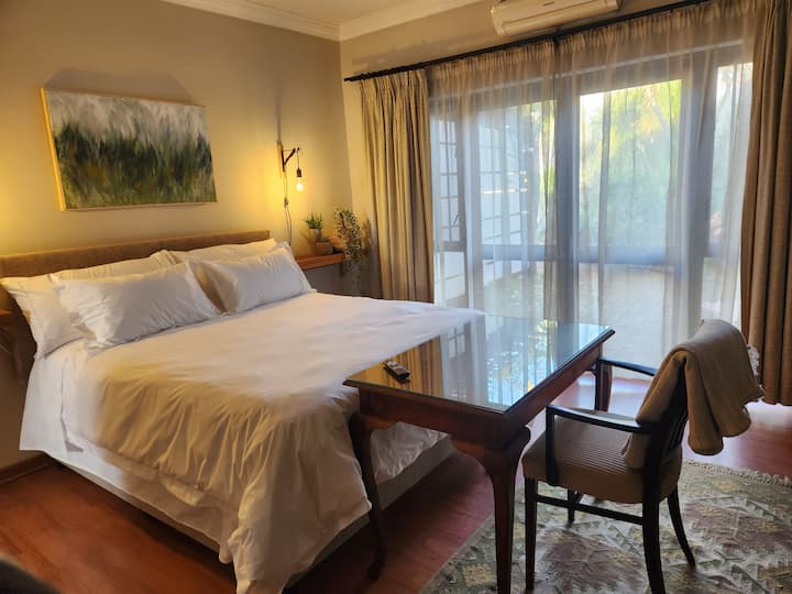 Separate Queen Room With Kitchenette - Paarl