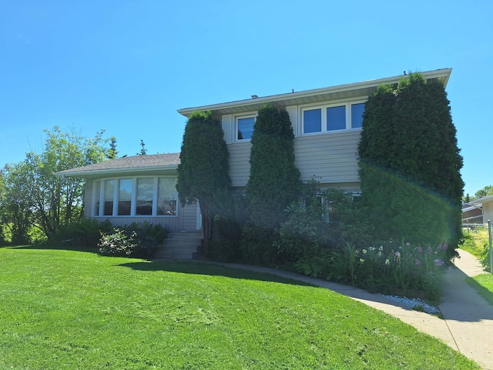 Snow's Family Friendly, Backyard Oasis. - Leduc