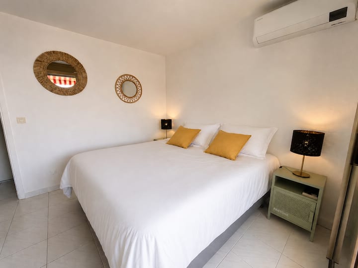 Une chambre climatisée ouverte sur la mer