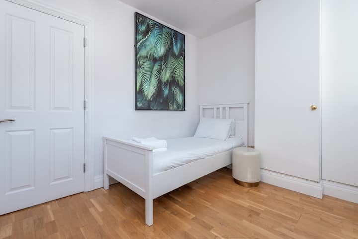 Una habitación individual luminosa, perfecta para una noche de sueño reparador.