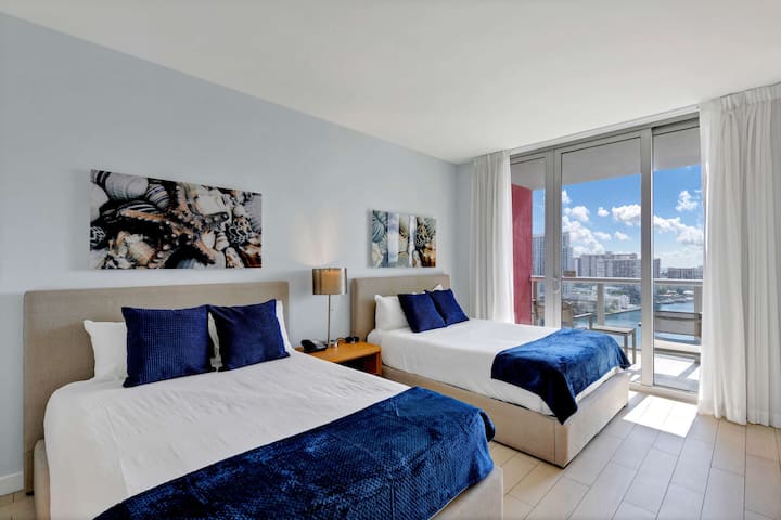 Beautiful Studio With Canal And Ocean View - Hallandale Beach, FL