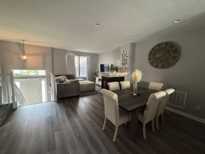 Modern And Spacious Townhome In Fishers - Fishers, IN