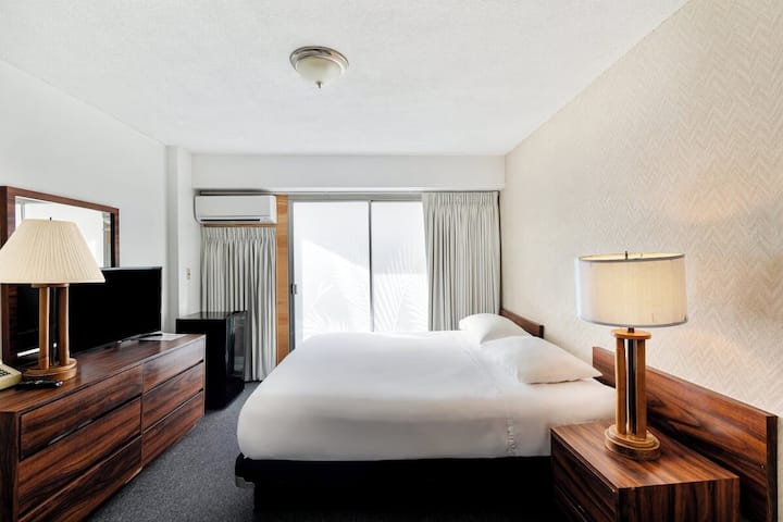 Make Every Stay A Memorable One! Outdoor Pool! - Honolulu, HI