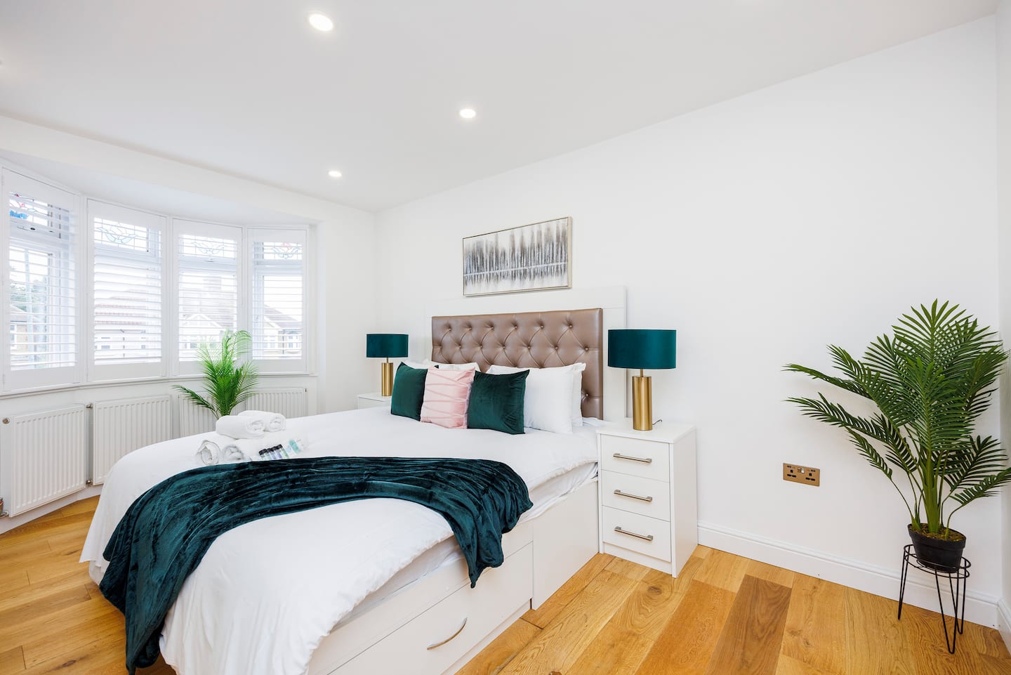The kitchen and dining area of our 5-bedroom house in Sidcup, 5-Bed House — Sidcup, London · Free Parking · Mon–Fri Discounts