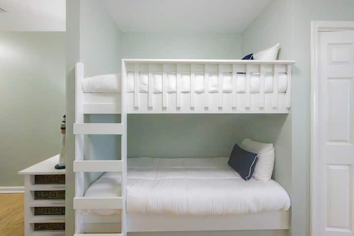 O melhor cantinho para dormir aprovado pelas crianças (colchões novos)!  Beliches de solteiro embutidos no corredor dão ao seu grupo a própria experiência aconchegante de cabana de praia.