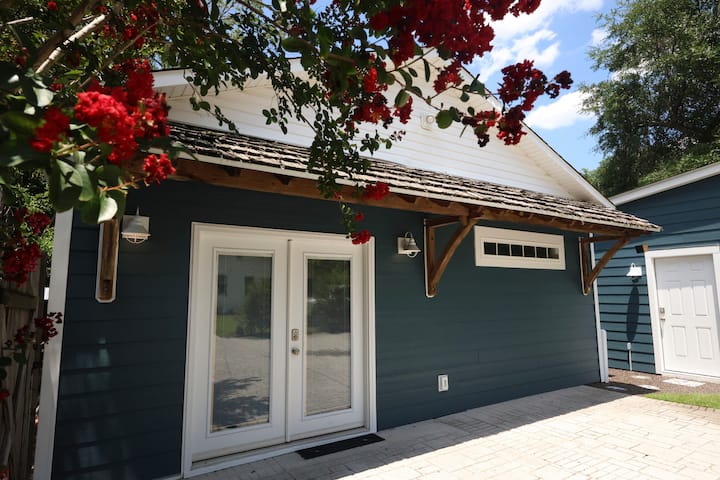 Princess Pad Cottage | Furnished 1br Guesthouse - Wilmington, NC