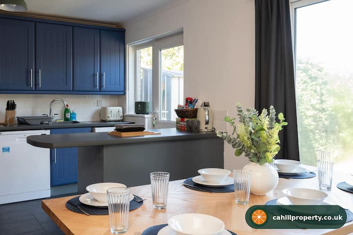 Stylish 3-bed Home |10 Min Gatwick |Wifi + Parking - Horsham