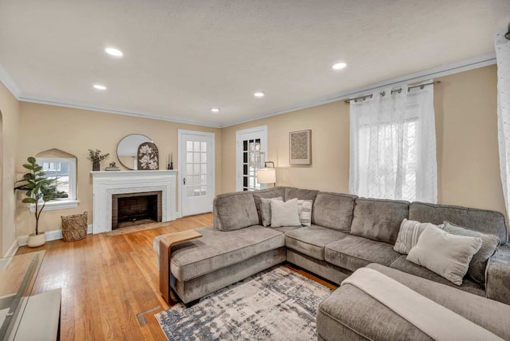 Two Entire Homes - Fireplace - Sleeps 10 - 5br - Chagrin Falls, OH