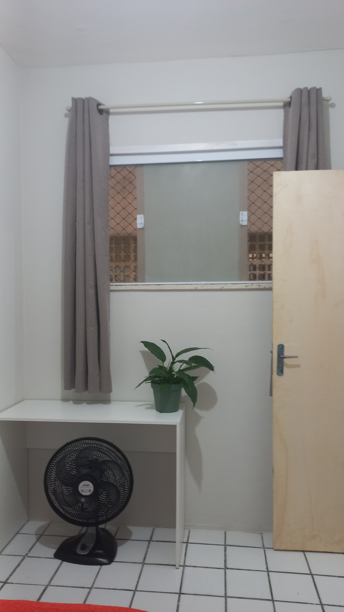 Foto do anúncio de Quarto privado c/ventilador à 70M da praia em Beira Mar, Fortaleza