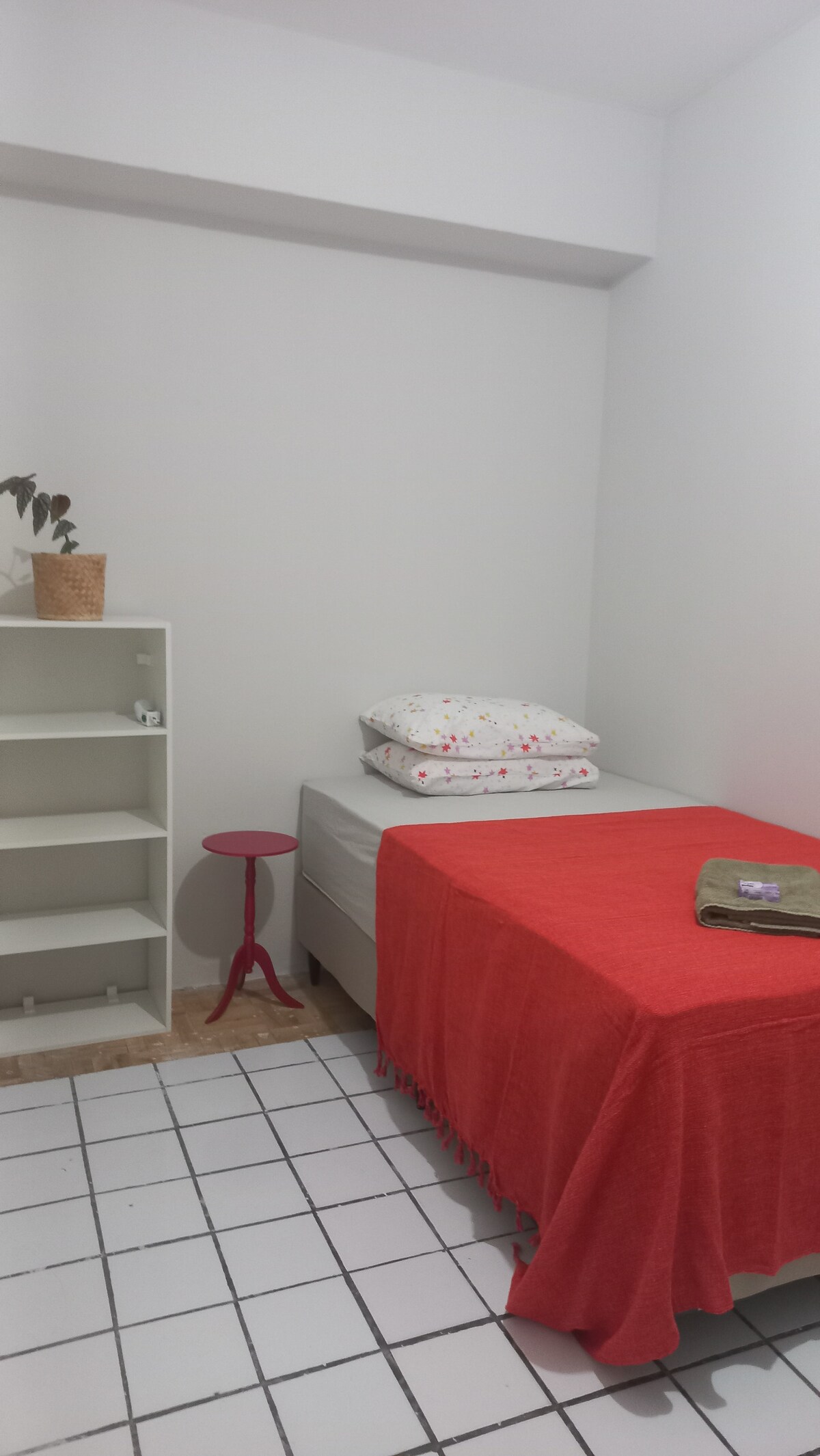 Foto do anúncio de Quarto privado c/ventilador à 70M da praia em Beira Mar, Fortaleza