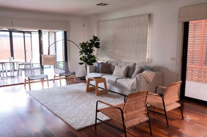Home In Point Cook - 雲登市