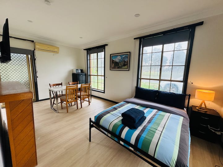 La Jasmine: Spacious Studio With Everything - St Albans