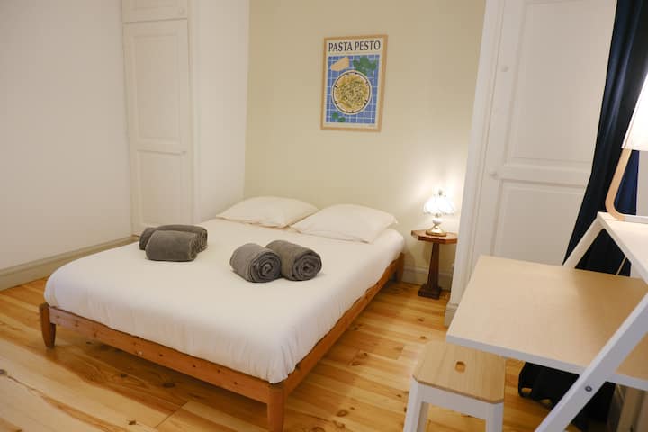 Chambre agréable et épurée disposant également de sa propre salle d'eau privative attenante pour garantir une totale intimité à chacun.