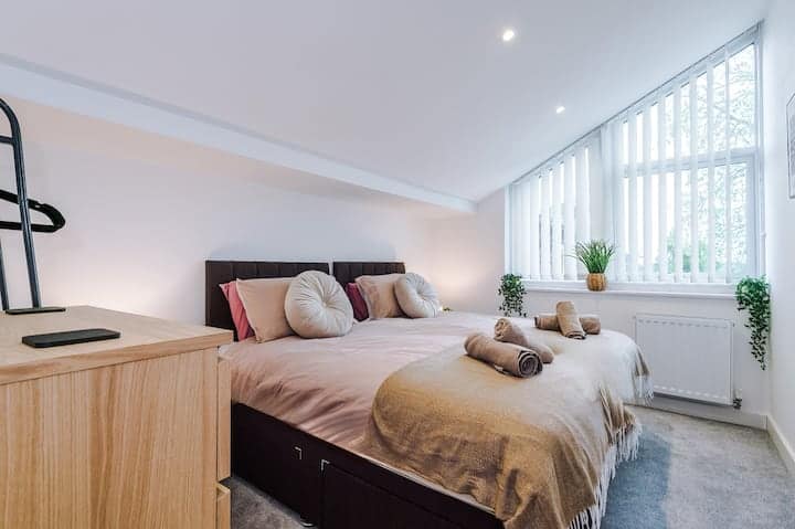 2 Bed | 2 Bath | Sleeps 4 | Parking | Hospital - Chester
