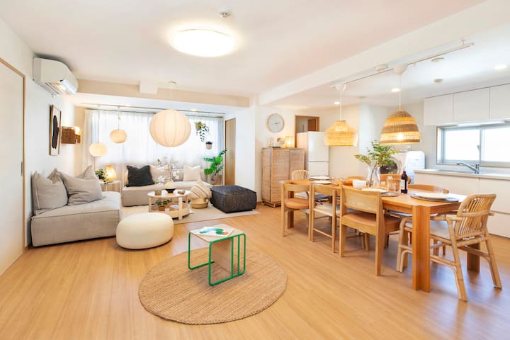 Spacious Living/dining/kitchen Area - Tokyo