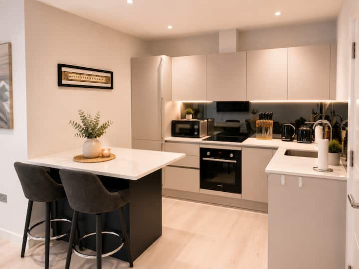 Modern Compass Flat | Ideal For Professionals - Bracknell