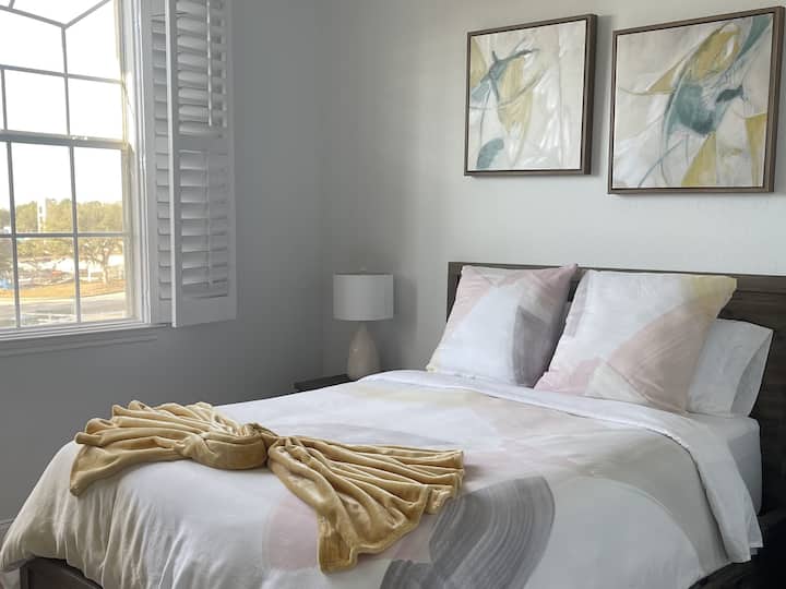 Dormitorio principal con cama tamaño queen, TV y vestidor