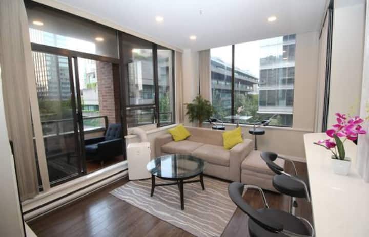 Free Parking Prime Location Downtown Stylish Condo - North Vancouver