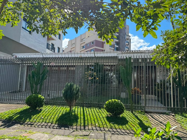 Ampla Casa Com 4 Quartos - Curitiba