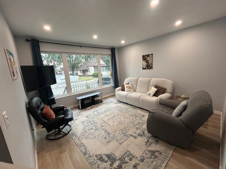 Waterfront Views! Steps To Caesars & Downtown - Windsor