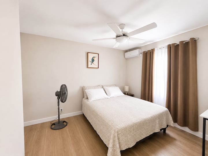 Quarto aconchegante com cama queen size