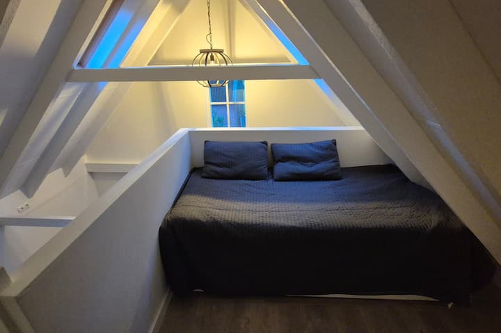 Overdag is de vide een fijne plek om met een boek tot rust te komen, terwijl je uitkijkt over de weilanden en verbonden blijft met de leefruimte beneden. 's Nachts tover je hem eenvoudig om tot een comfortabele slaapplaats voor één of twee personen.