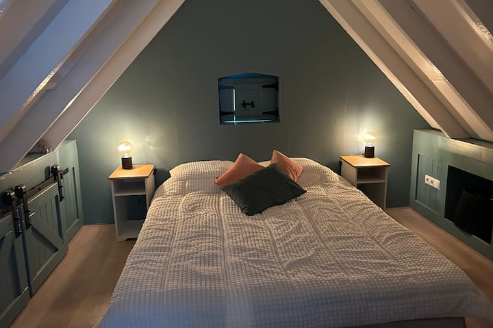 De slaapkamer richten we graag in zoals jij dat prettig vindt: met een comfortabel tweepersoonsbed of met twee eenpersoonsbedden. Laat bij je boeking weten wat je voorkeur heeft.