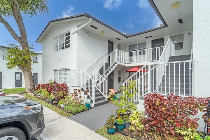 Ground Level Condo - Large Groups - Palmwavestays - Coconut Creek, FL
