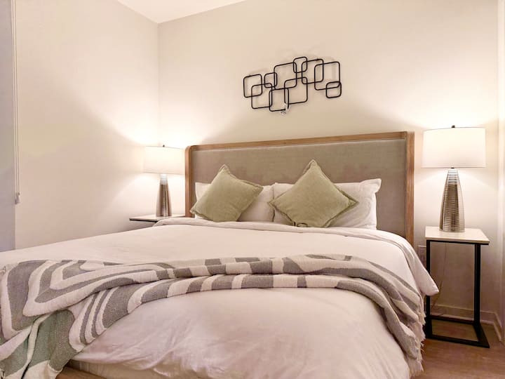 2b1b Entire Apt Unit In Irvine Market Place - Tustin, CA