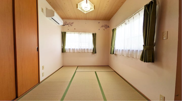 落ち着いた和の雰囲気の畳の部屋でゆっくりおくつろぎください。